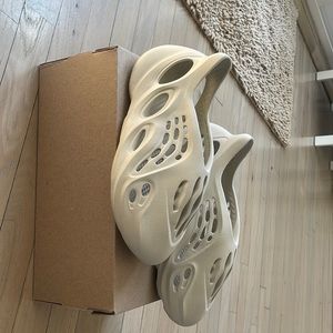 YEEZY FOAM RNR SAND SIZE 7